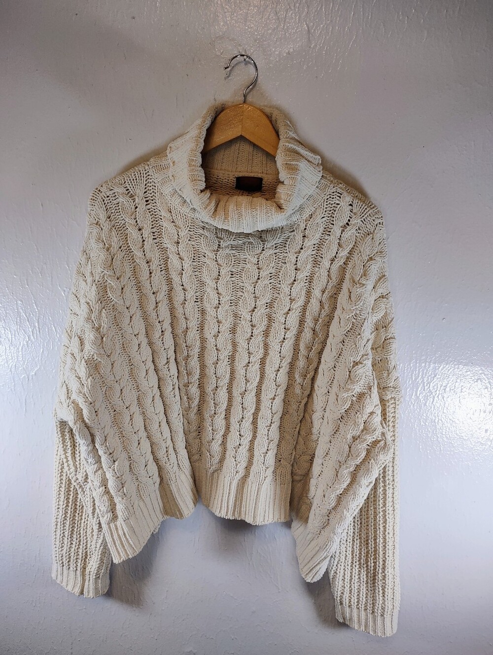 POL Cable Knit Fisherman Turtle Neck Cream Oversized Women's Medium Soft Sweater